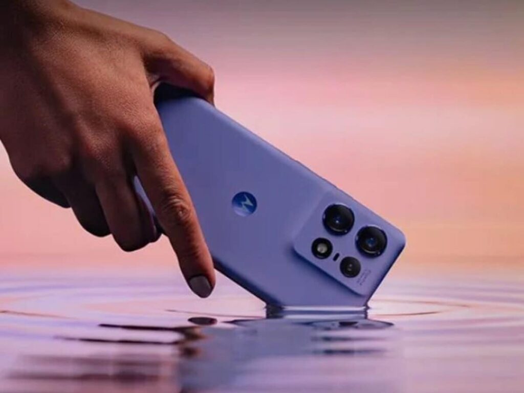 Motorola phone with 50MP selfie camera and underwater protection now cheaper, bumper deal on Flipkart