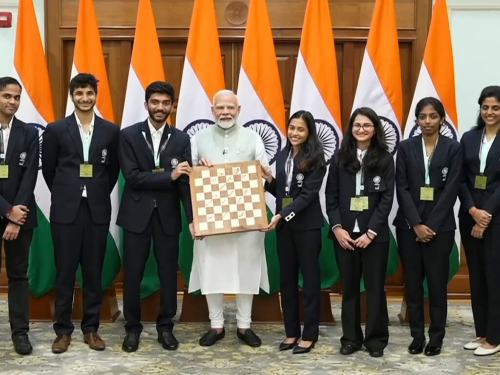 PM Modi Meets India's Chess Champions After Double Gold at Chess Olympiad; Watches Live Match