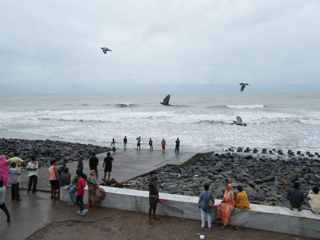 Cyclone Dana Causes Destruction in Odisha and Bengal, Uproots Trees and Homes, Disrupts Daily Life