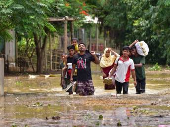 Cyclone Dana update: Expected to hit Odisha tonight, heavy rain and wind alert issued, over 550 trains canceled.