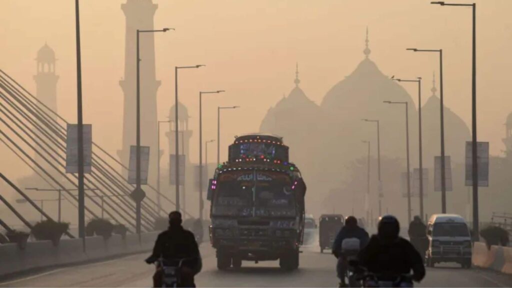 Pakistan: Lahore's air pollution exceeds WHO limits by 80 times, officials impose emergency ban