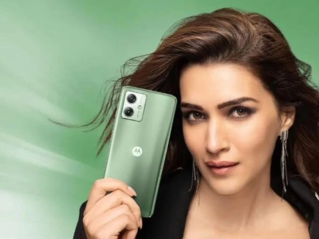 Motorola's impressive 5G phone gets a price cut of up to 2500 rupees, features a 6000mAh battery and 50MP camera.