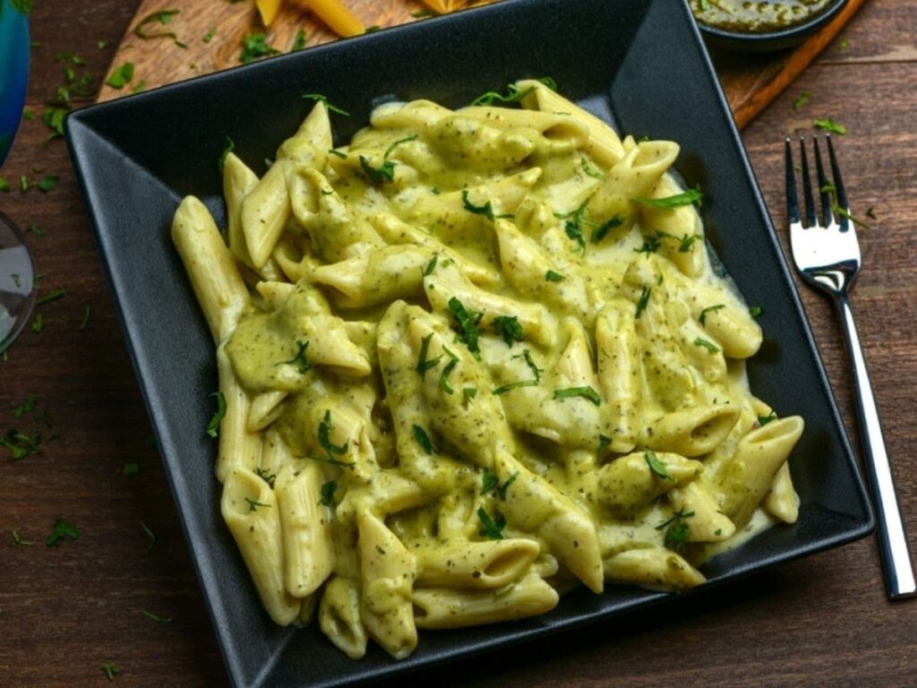 Whip Up Super Healthy Creamy Green Pasta That Tastes Amazing!