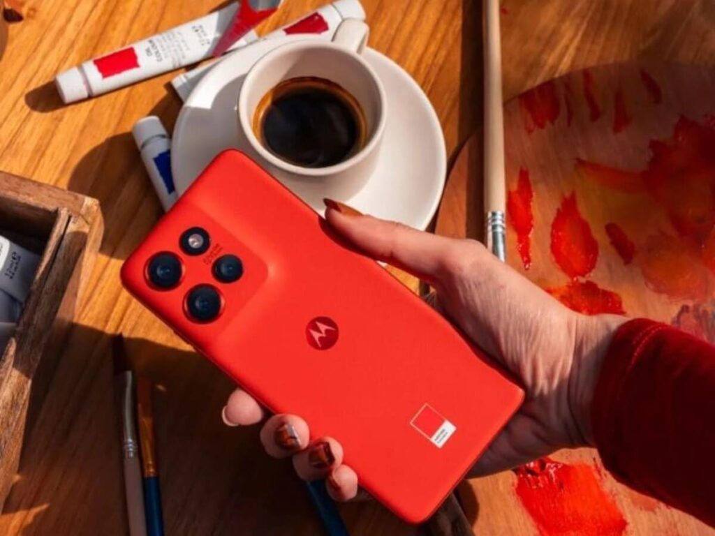 Motorola fans rejoice, 5G phone now 3,000 rupees cheaper than launch price.